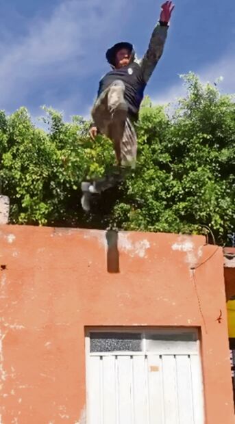 Especialista en acción durante un salto desde una azotea, en la fotografía del reportaje de El Gráfico.