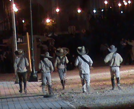 Actores caracterizados como combatientes de la Revolución durante la escenificación de El Fulgor de la Batalla en Ciudad Juárez.